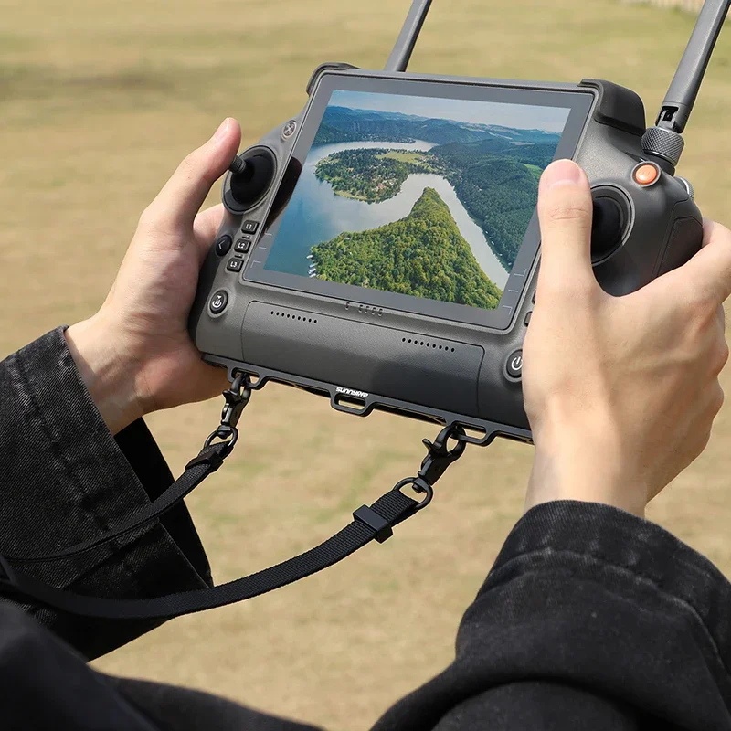 Cintura con gancio per cordino - Drone Dji Rc Plus 2 recensione e prezzo